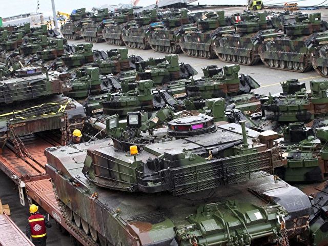 US-Battalion von M1A2 Abrams Kampfpanzern. Die USA planen eine komplette Panzerbrigade in Osteuropa zu stationieren. Foto: Jeon Heon-Kyun/Archiv/dpa