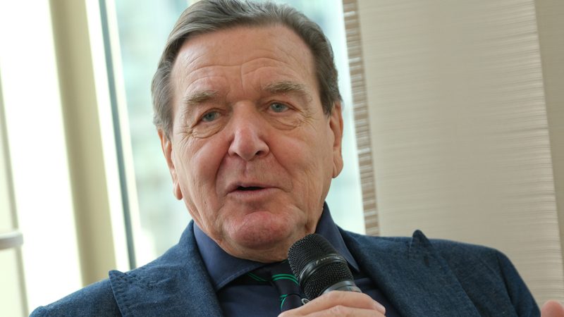 Schröder will „Gesprächsmöglichkeiten“ mit Putin nicht aufgeben