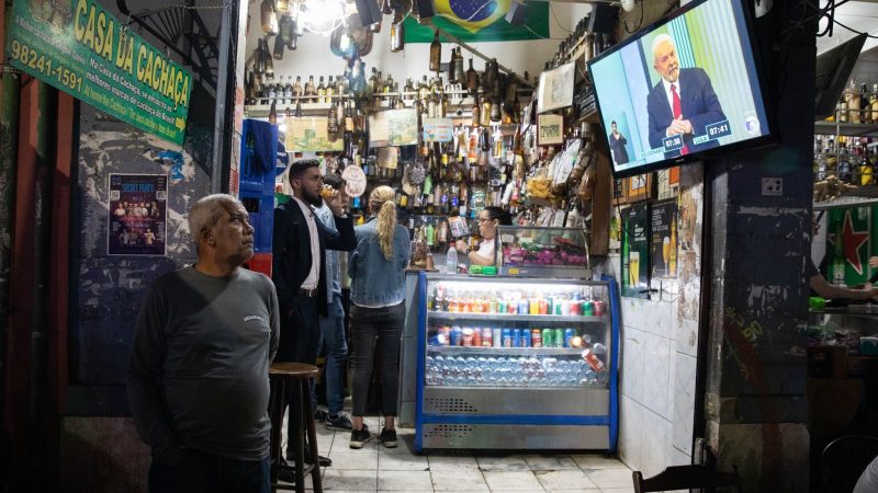 In einer Bar im Stadtviertel Lapa, Rio de Janeiro, schauen Menschen die letzte TV-Debatte zwischen den beiden brasilianischen Präsidentschaftskandidaten da Silva und Bolsonaro.