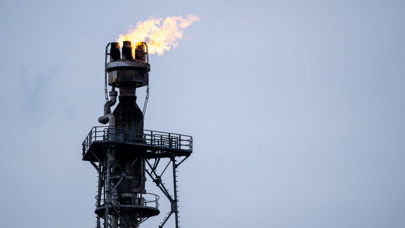 Flammen aus dem Turm einer Raffinerie: Der Import von russischem Erdöl ging um 4,2 Millionen Euro zurück.